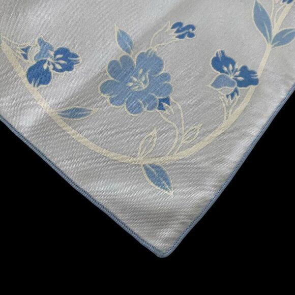 Lot of 6 Cloth Napkins Blue Floral  17.5" x 17" Dining Luncheon - Picture 3 of 4